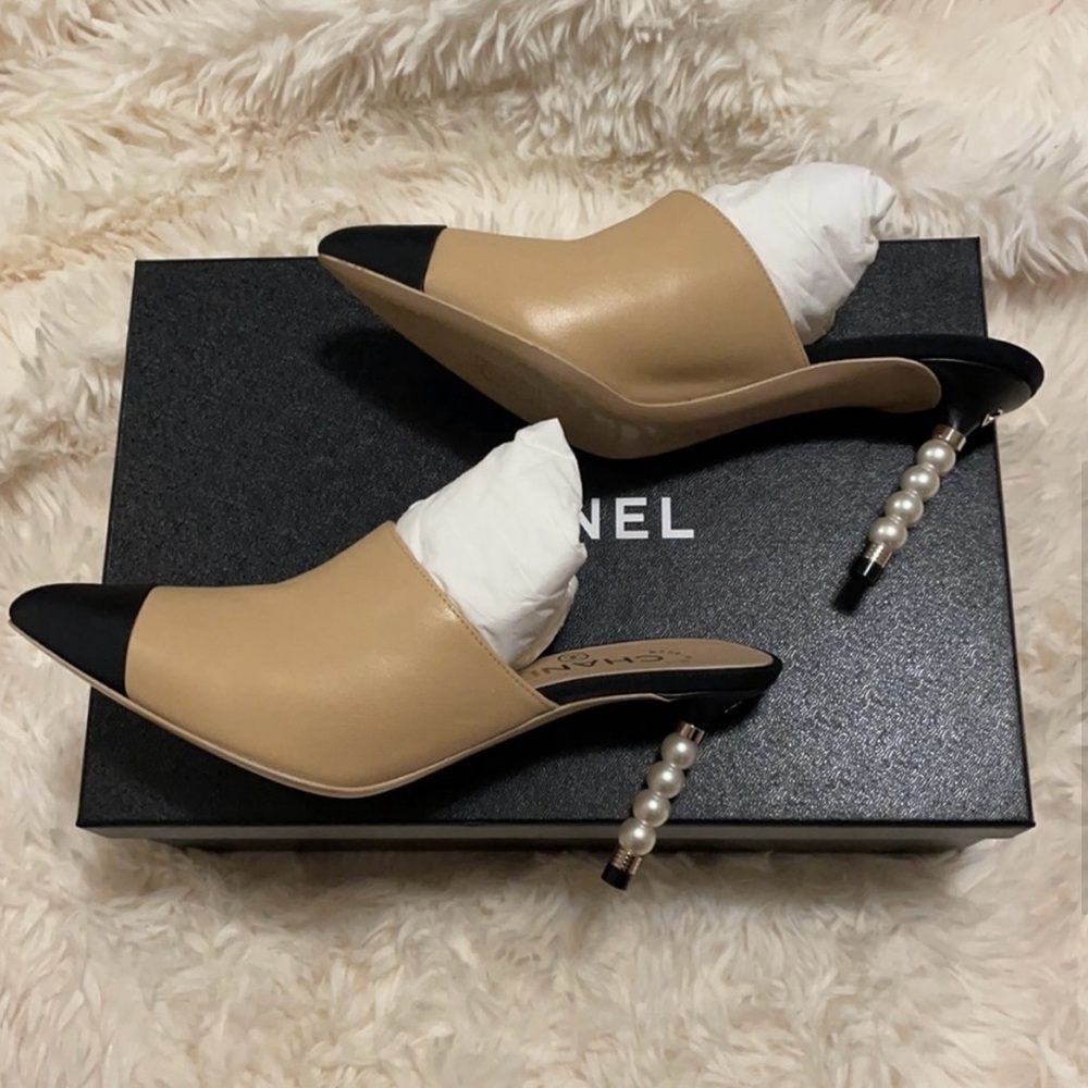 CHANEL Mules with pearl heels - Picture 2 of 9